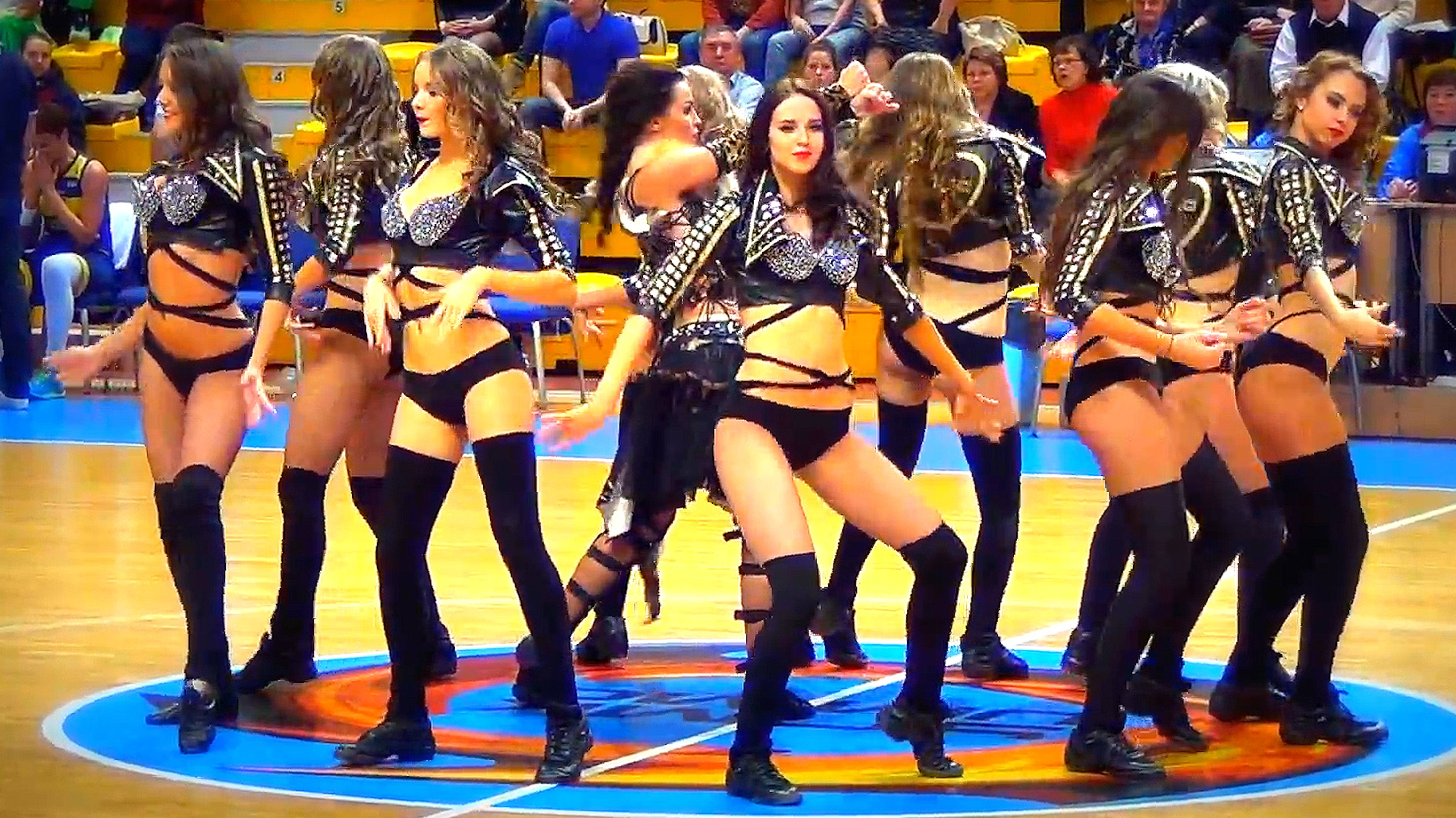 Группа поддержки БК УГМК Funny Foxes . Танец охотниц