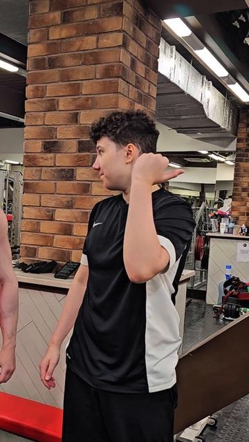 Тренер наехал на подростка в тренажерном зале смотреть онлайн