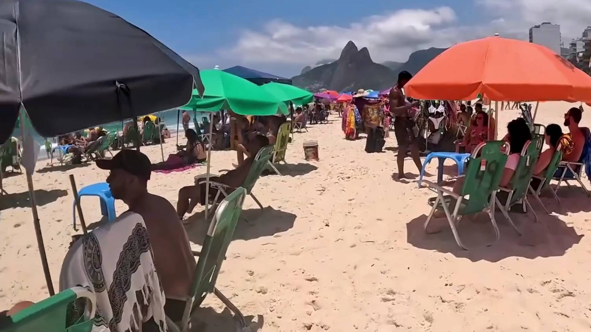 Очарование Карико: прогулка вдоль пляжа с шумом волн смотреть онлайн