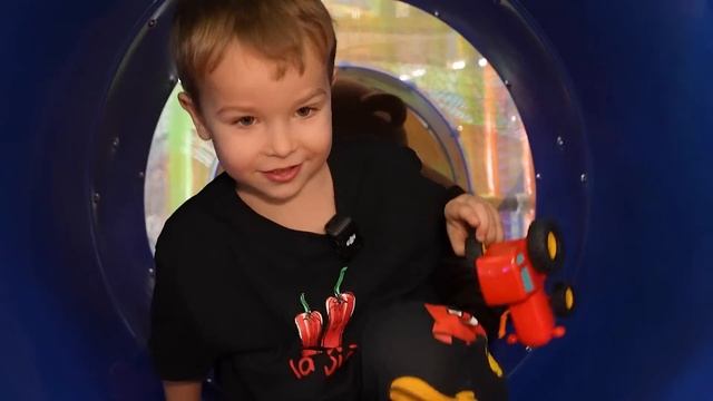 Дядя Фёдор и Медведь ищут Синий Трактор на детской пло