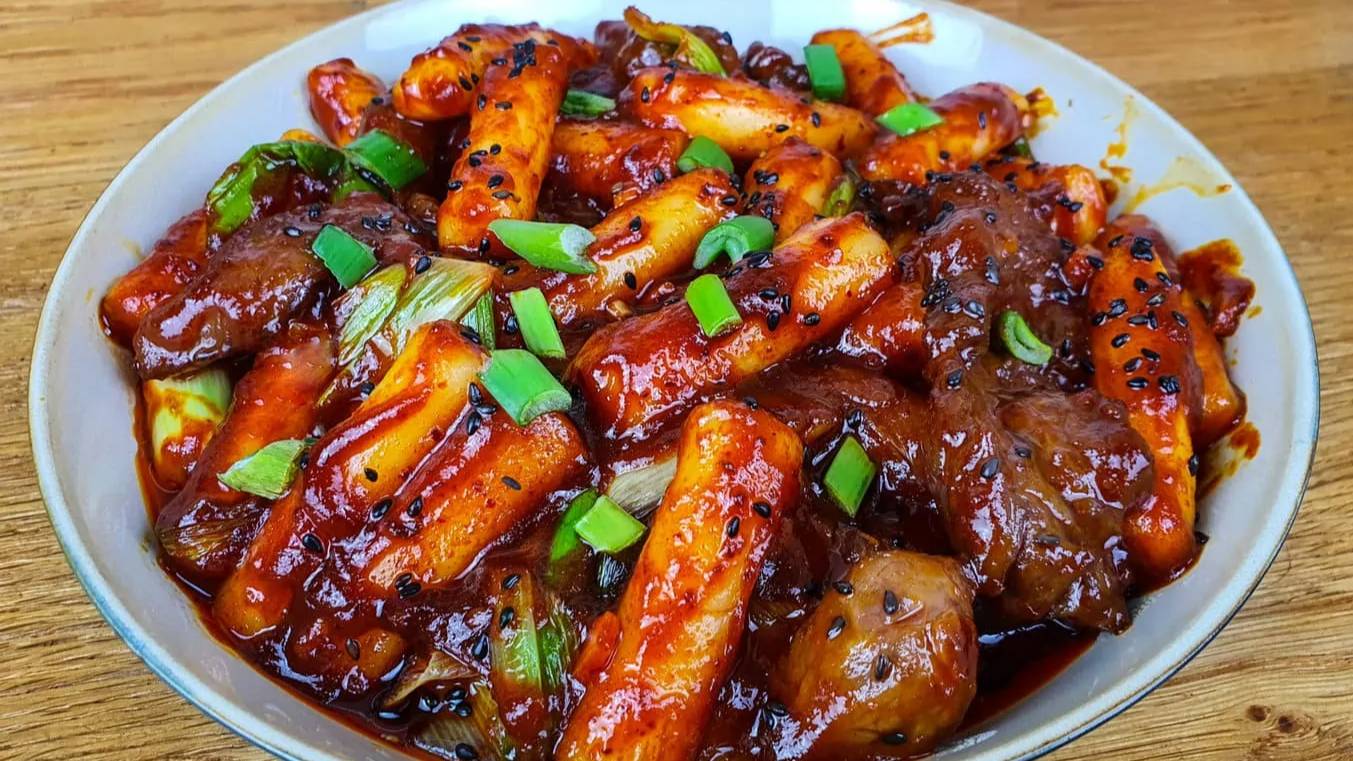 Ресторан tteokpokki за 200 вон, рыбный пирог, сандэ_ острый рисовый пирог Tteokpokki смотреть онлайн