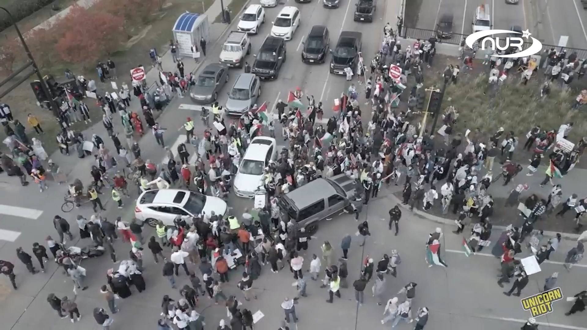 Псих на BMW въехал в толпу палестинских защитников!