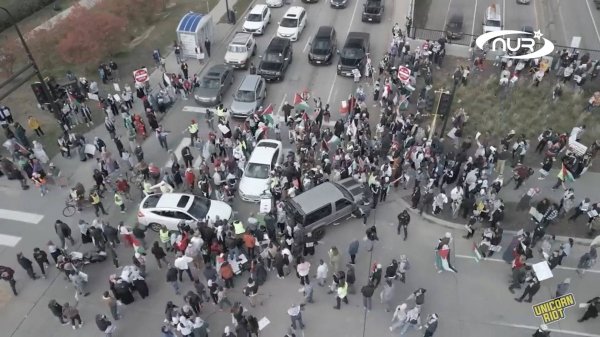 Псих на BMW въехал в толпу палестинских защитников!