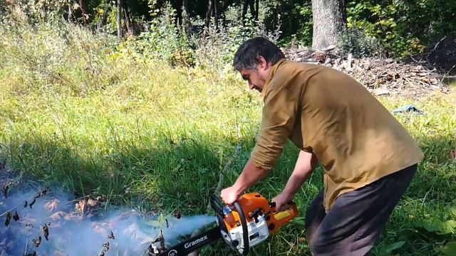 Делаем дела в деревне. Пилим дерево. Косим траву. Учите