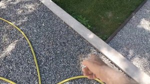 Дорожки из щебня  на участке с деревянными бордюрами