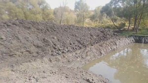 Копаем пруд мини экскаватором. Наполняем водой. #Пруд #