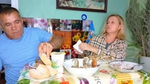 Жизнь в дерене. Такой слой. Лакомиться так лакомиться