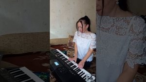 Листья желтые над городом кружатся. На синтезаторе.