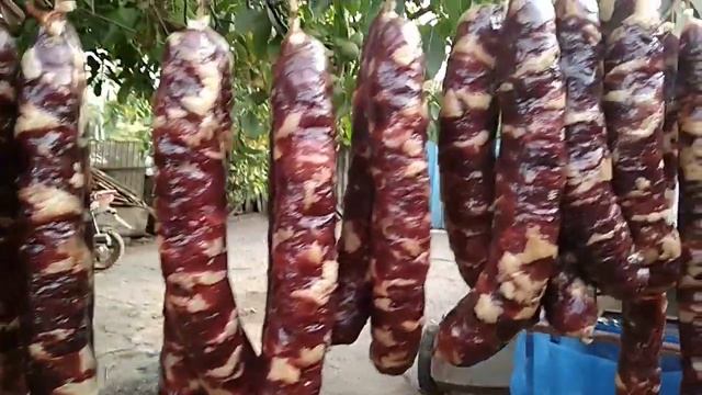 У нас снова сырокопченая колбаска. смотреть онлайн