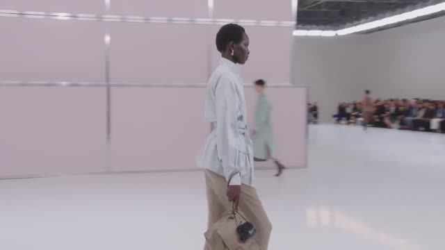 Показ женской коллекции Fendi весна-лето 2025 смотреть онлайн