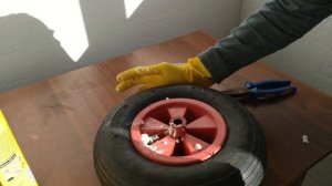 Запенил колесо садовой тачки. Дёшево и эффективно!