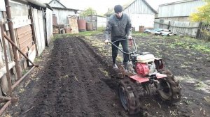 Вспашка огорода мотоблоком Ока!!!