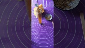 Как сделать свечу из пчелиного воска с травами🕯#свеч?