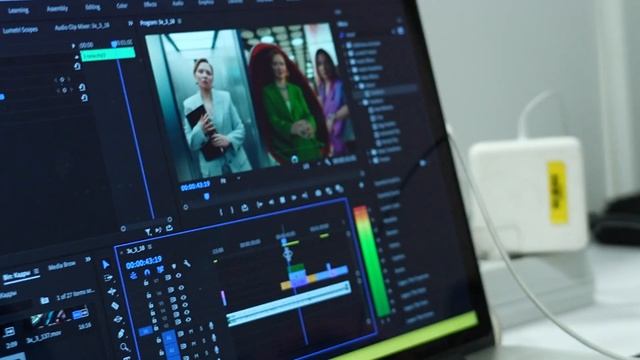 Бэкстейдж съемки в офисе корпоративного ролика для ко