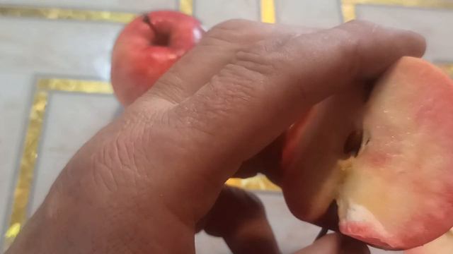 Дегустируем яблоки Байя Мариса.