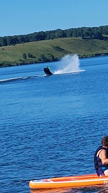 Гоняет на скутере! смотреть онлайн