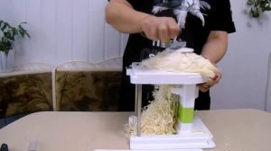 Тонкая шинковка капусты на капусторезке, приготовлен?