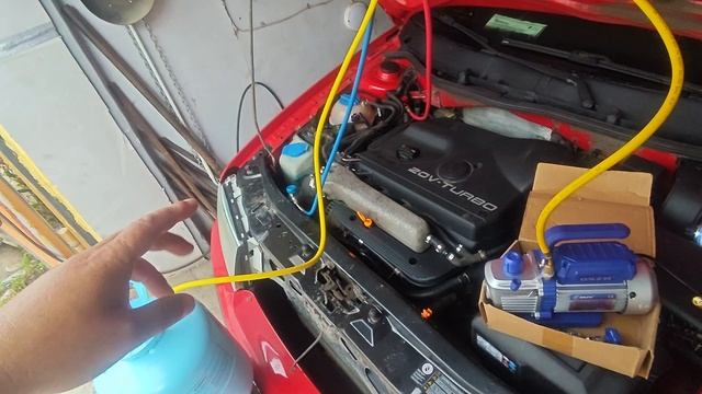 Неудачная заправка кондея. Сломанные штуцера заправки.