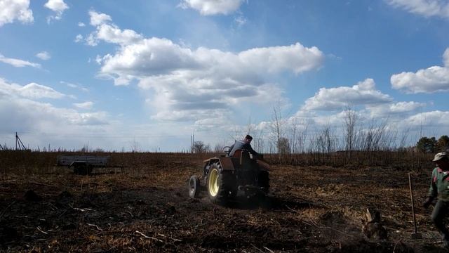 Саморобний трактор. Очистка поля від дикорослих дерев смотреть онлайн