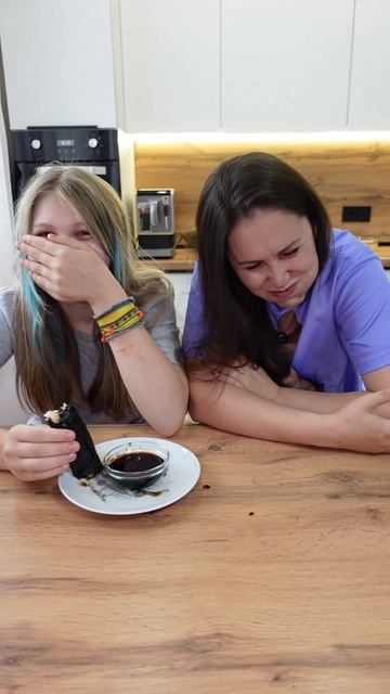 Челлендж вышел из под контроля😂😂😂
Съешь ролл за два укуса😂 #челлендж #комедия #юмор #семья #мамаидо смотреть онлайн