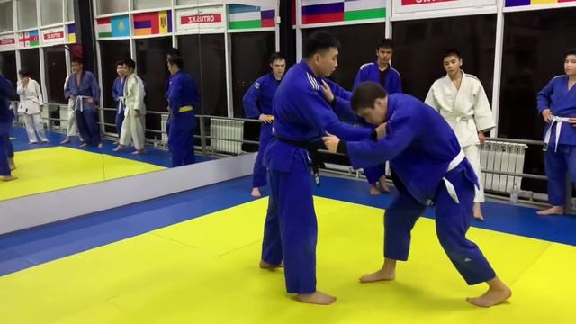 Дзюдо - контрприем от зацепа изнутри под одноимённую ногу. Judo - counterattack Ko Uchi Makikomi. смотреть онлайн