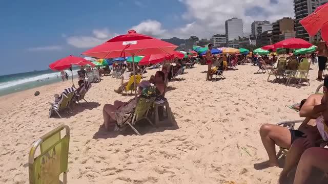 Знойный день на пляже Леблон (Бразилия) смотреть онлайн