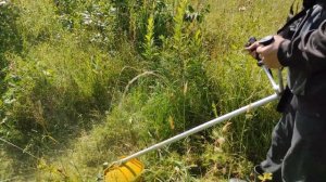 Бензиновый триммер CHAMPION T463S-2 в работе