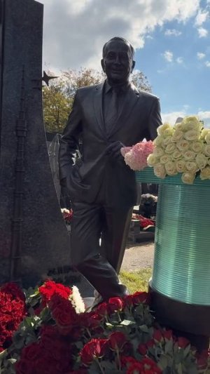 Сын легендарного Маслякова пришёл открыть памятник на могиле отца / Новодевичье кладбище 8 сентября