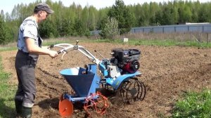 Садим картошку мотоблоком с картофелесажалкой