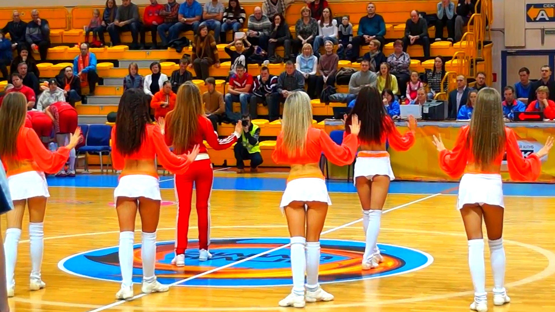 Танец Гопника Группа поддержки БК УГМК UMMC 10.01.16