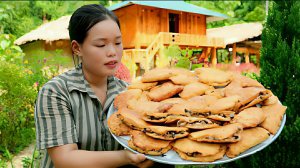 Процесс приготовления вкусных жареных куриных лепешек, и продажа их на рынке. Жизнь во Вьетнаме