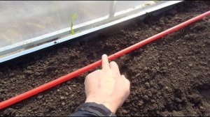 Капельный полив грядок в теплице из пластиковой трубы