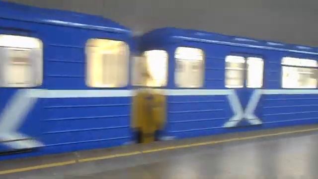 Нижегородское метро. Обкатка пятивагонного "Номерного" по станции "Чкаловская" смотреть онлайн