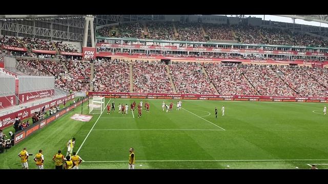 Запасные футболисты Спартака разминаются во время матча. Спартак Москва. смотреть онлайн