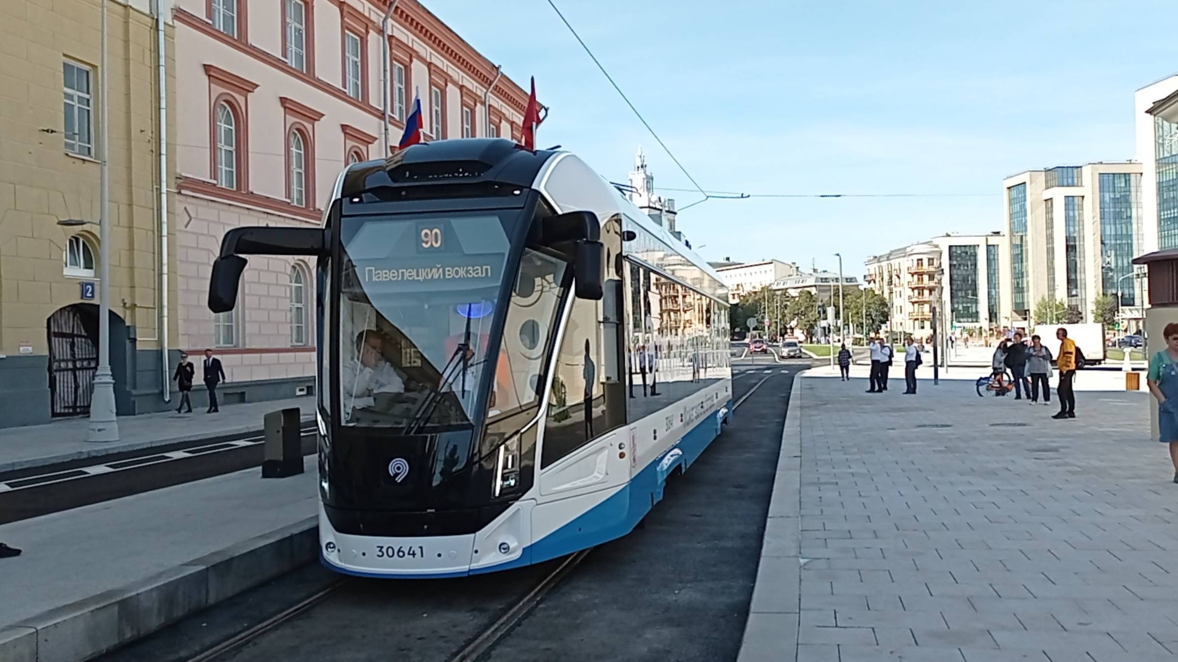 Первый день работы беспроводной трамвайной линии смотреть онлайн