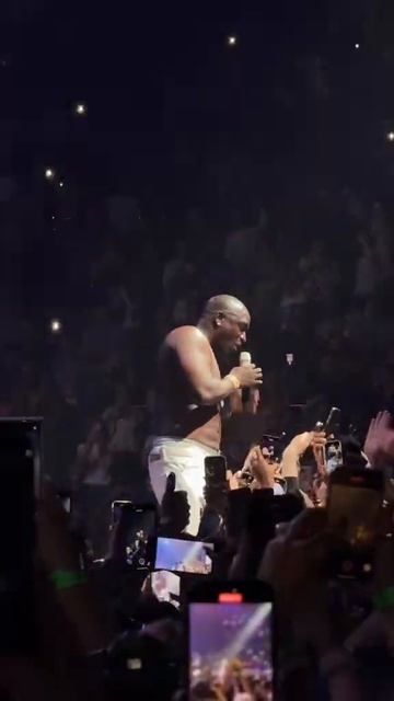 Как он ЧУВСТВУЕТ #akon #fyp #concert #рек #концерт #музыка #песни #айкон #shorts смотреть онлайн