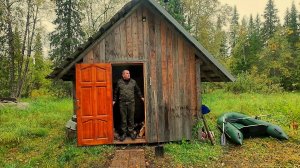 Полгода спустя возвращаюсь к избе. Рыбалка на ручье, ловим хариуса.