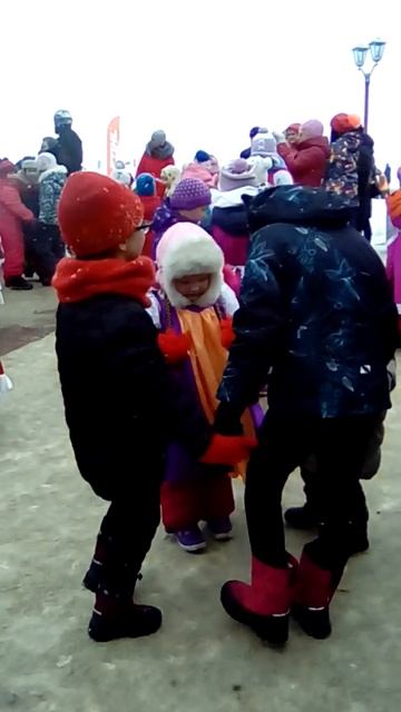 Светит месяц, светит ясный, Светит белая заря. Танец во смотреть онлайн