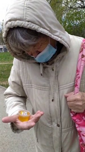 Реакция прохожих на подарок. Подарок от пасеки Рябухи?