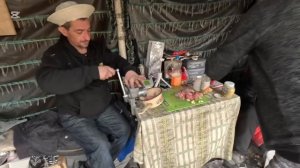 ГОТОВИМ ЗАВТРАК С ЛЮДЬМИ ЛЕСА. МУСОРЩИК, ЧАСТЬ 1