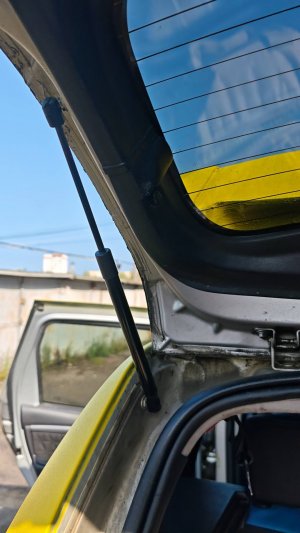 Замена амортизаторов крышки багажника Рено Дастер