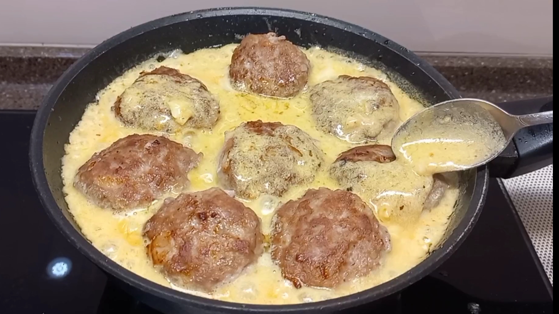 Забытый вкус детства: Сочные мясные Тефтельки в сливочном соусе для семейного ужина смотреть онлайн