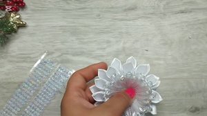 Пышные бантики канзаши из атласных лент и бусин Масте?
