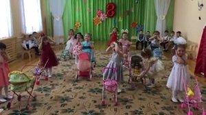 на 8 марта, танцуют с колясками.