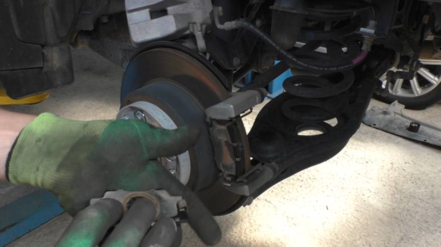 Замена задних тормозных колодок на Toyota RAV4 2,5 Тойота РАВ 4 2018 года