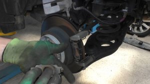 Замена задних тормозных колодок на Toyota RAV4 2,5 Тойота РАВ 4 2018 года