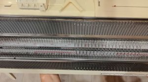 Вяжем резинку 1/1 на вязальной машине.