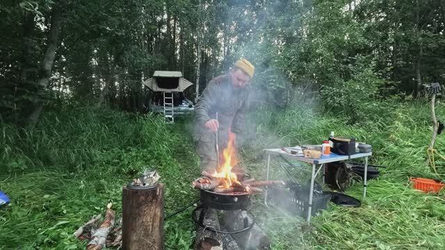 ЖИВУ НА БЕРЕГУ ЛЕСНОЙ РЕКИ. УХА НА УГЛЯХ. ЖИЗНЬ ТАЁЖНОГО РЫБАКА. РЫБАЛКА НА СЕВЕРЕ. НОЧЁВКА В ЛЕСУ смотреть онлайн