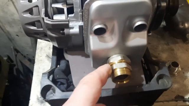 Дополнительный глушитель для двигателя триммера.