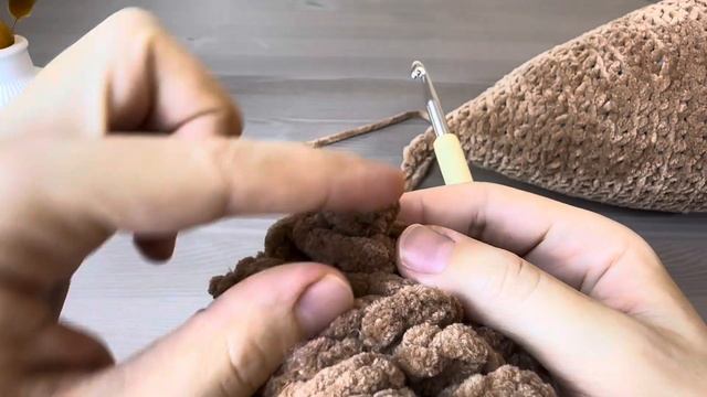 Вязанная крючком декоративная подушка Шишка смотреть онлайн